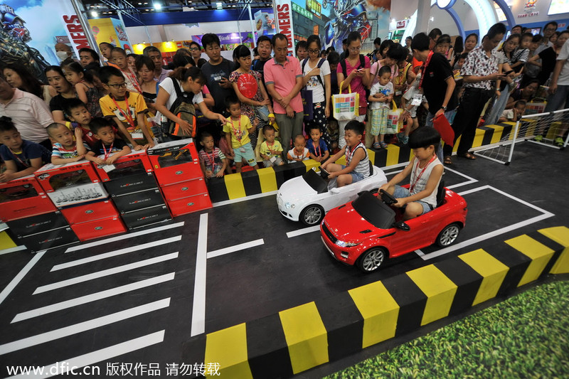 Children have fun at Beijing toy expo