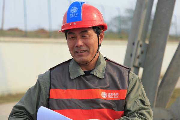 A 'commando' working on extra-high voltage cables