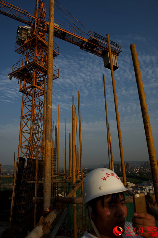 Lives of carpenters on construction site