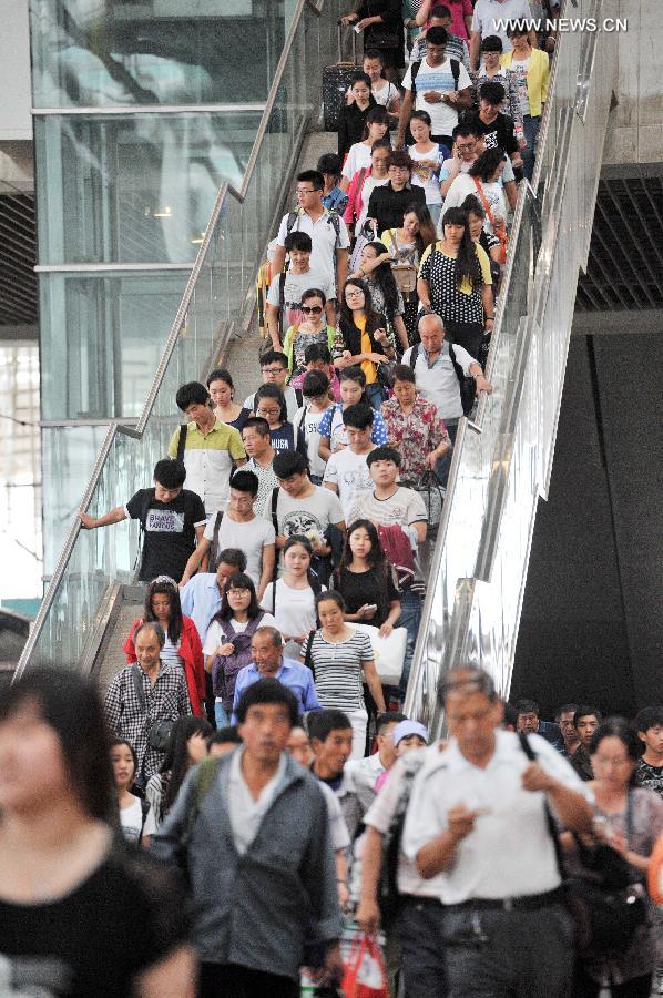 Railway stations witness travel peak before Mid-Autumn holiday