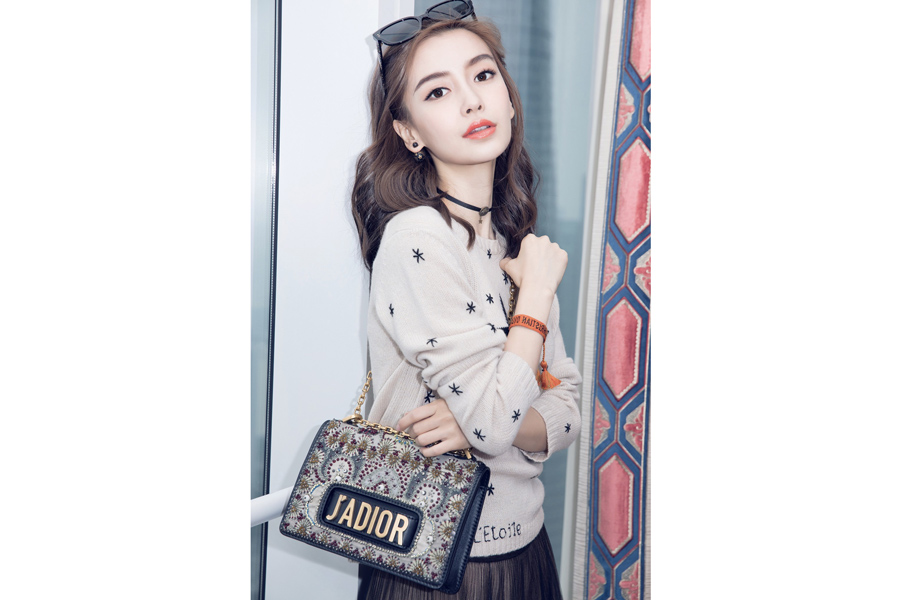 Fashion queen Angelababy releases fashion photos