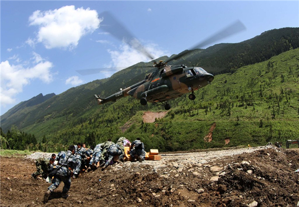 PLA aircraft fly in supplies to quake zone