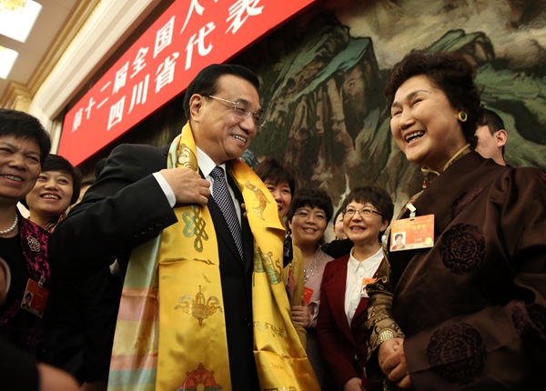 Premier visits Sichuan delegation