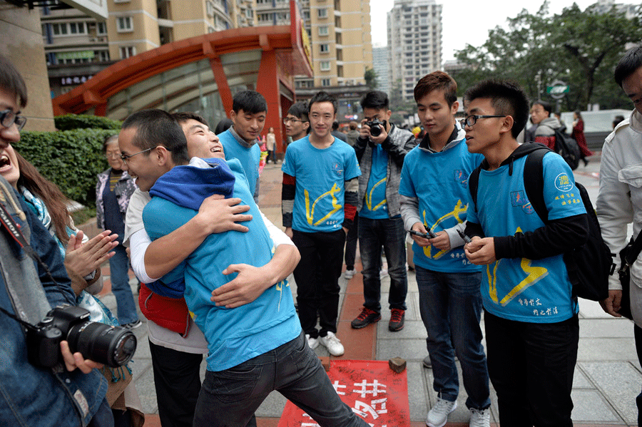 Man aims to collect 10,000 hugs for 'china dolls'