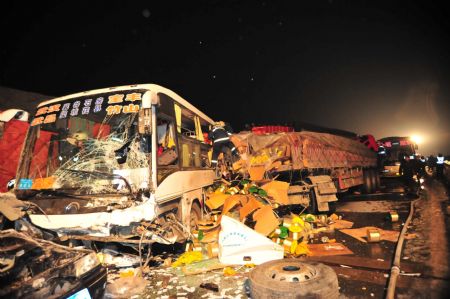 Highway pileup kills 7, injures 14 in C China