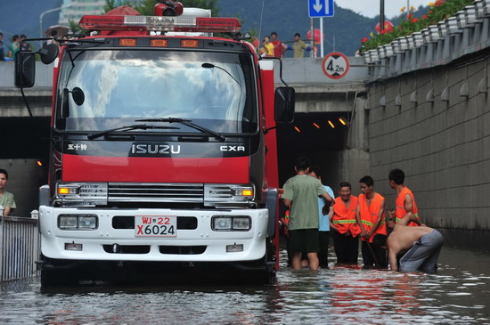 1,000 affected by burst water pipe