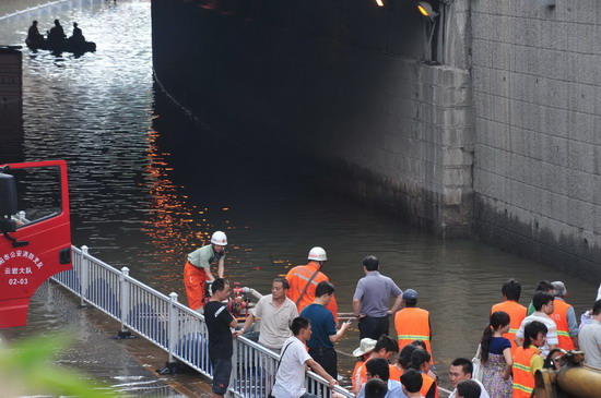 1,000 affected by burst water pipe