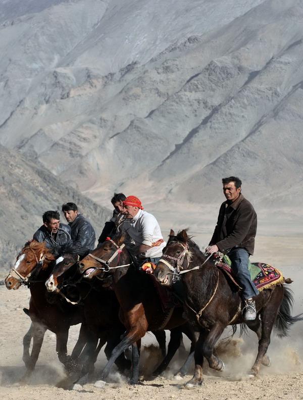 In Tajik wedding, herdsmen vie for the goat