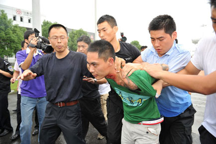 Hostage rescued after bus hijacking in E China