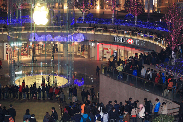 Apple fans in China rush for iPhone 4S