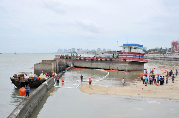 Typhoon-triggered oil spill cleaned up in S China