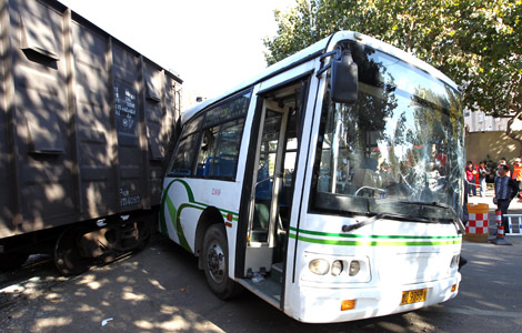 15 injured in east China bus-train collision