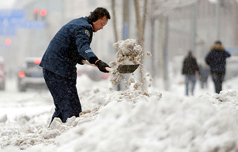 Travel chaos after snowstorm hits NE China