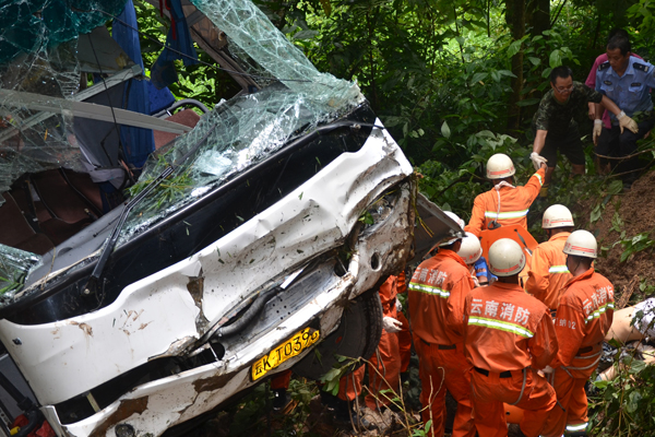 8 dead, 19 injured after bus leaves road in Jinghong