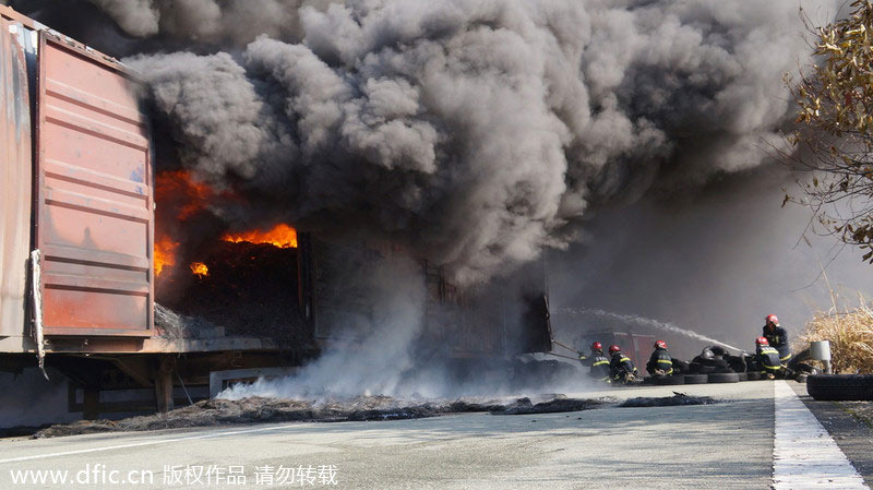 Truck fire engulfs highway in E China