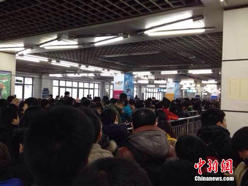 Signal problems strand commuters in Beijing