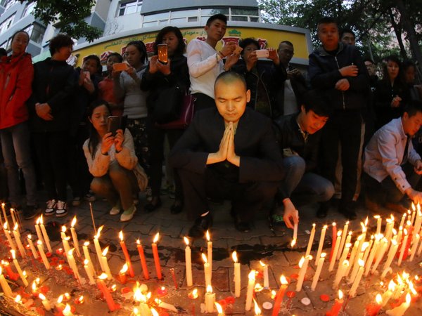 Urumqi residents mourn victims of terrorist attack