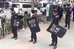 Urumqi residents mourn victims of terrorist attack