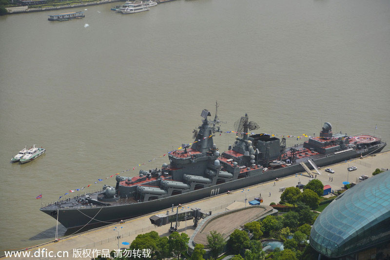 Shanghai crowds flock to China, Russia battleships