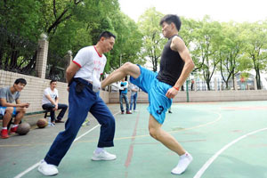 Journalists in hard defensive training