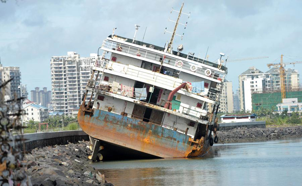 Strongest typhoon in 40 years hits Haikou