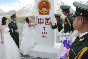 Man proposes with 1001 hot dogs in Chengdu