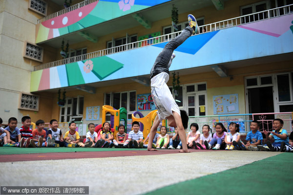 A day in the life of a male kindergarten teacher