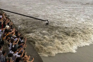 Visitors view soaring tide of Qiantang River