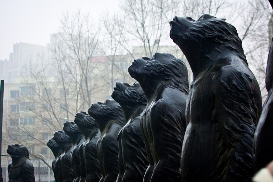 Giant ape statues stun locals in NE China