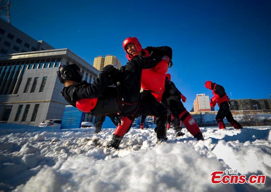 Urumqi SWAT police trained in snow