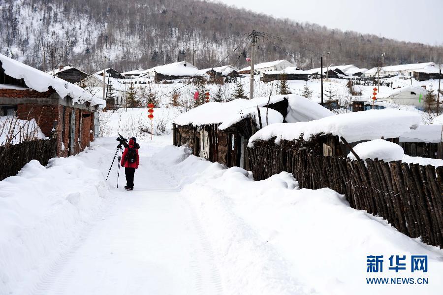 Snow blankets countryside at Weihu Mountain, NW China