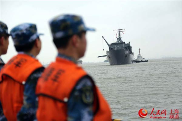 Singaporean ship pulls into Shanghai