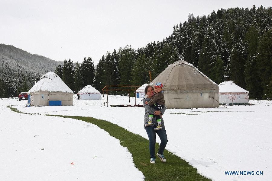 Snowfall hits Tianshan Mountain in Hami