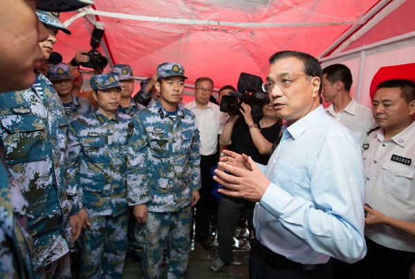 Premier Li pays respects to those killed in ship accident