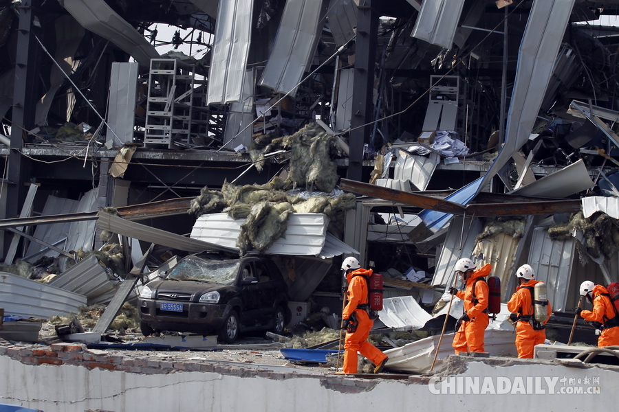 Chemical defense soldiers monitor Tianjin blast site