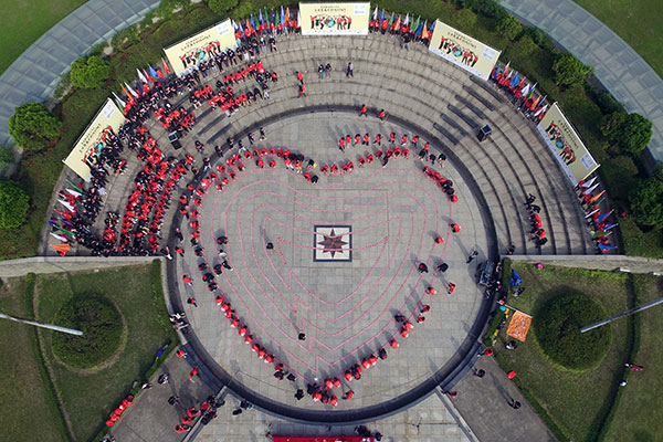 World's longest envelop chain recorded in Hangzhou