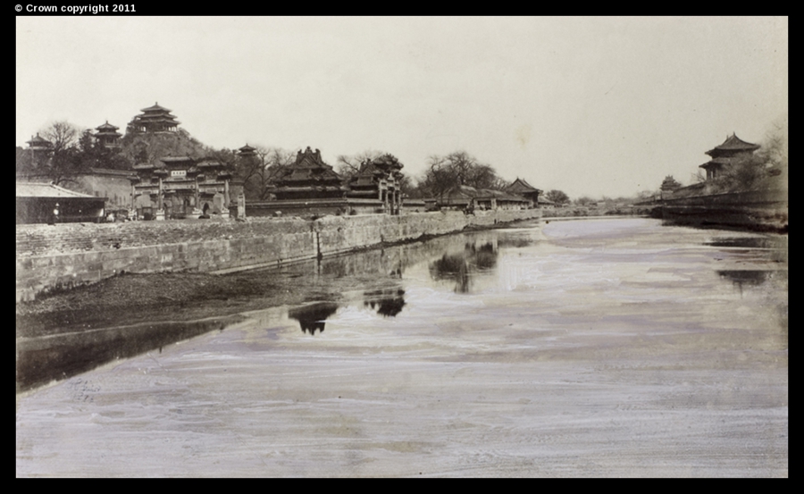 Late Qing dynasty Peking in the lens of a foreign photographer