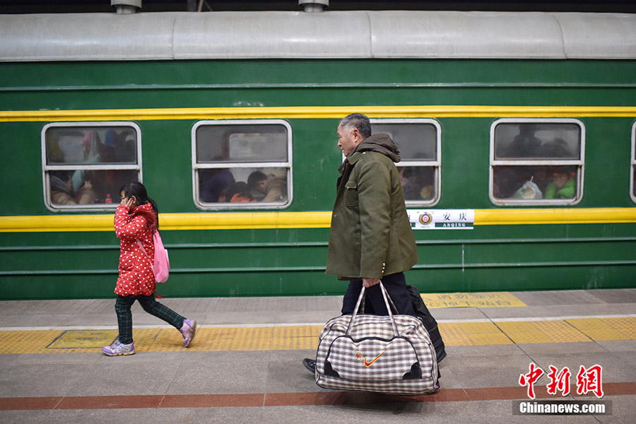 First trains of Spring Festival travel depart around China