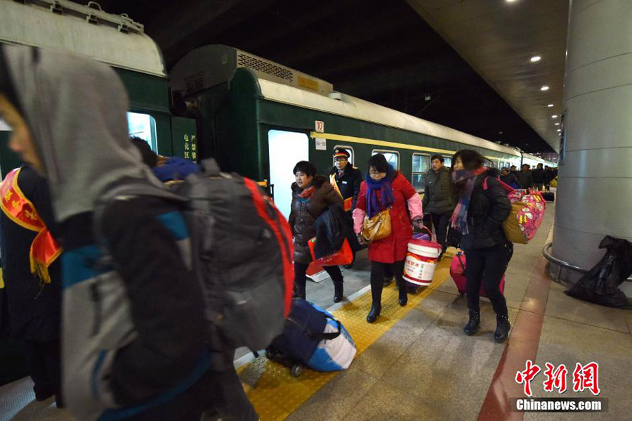 First trains of Spring Festival travel depart around China