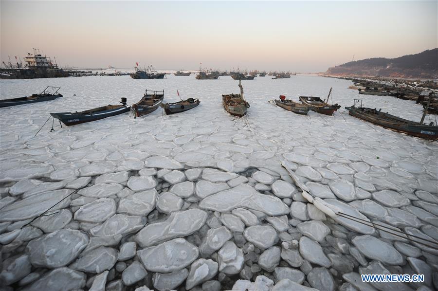 Sea ice traps boats as cold wave sweeps across East China