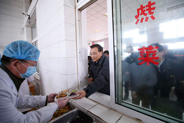 Premier Li takes Spring Festival greetings, and gifts, to old folk