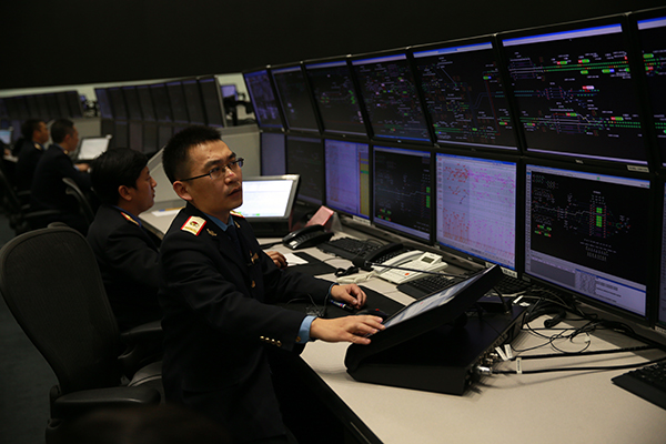 Train conductor sends Spring Festival goers safely on their way