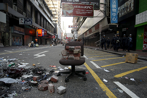 HK chief executive condemns riot, supports police to restore order