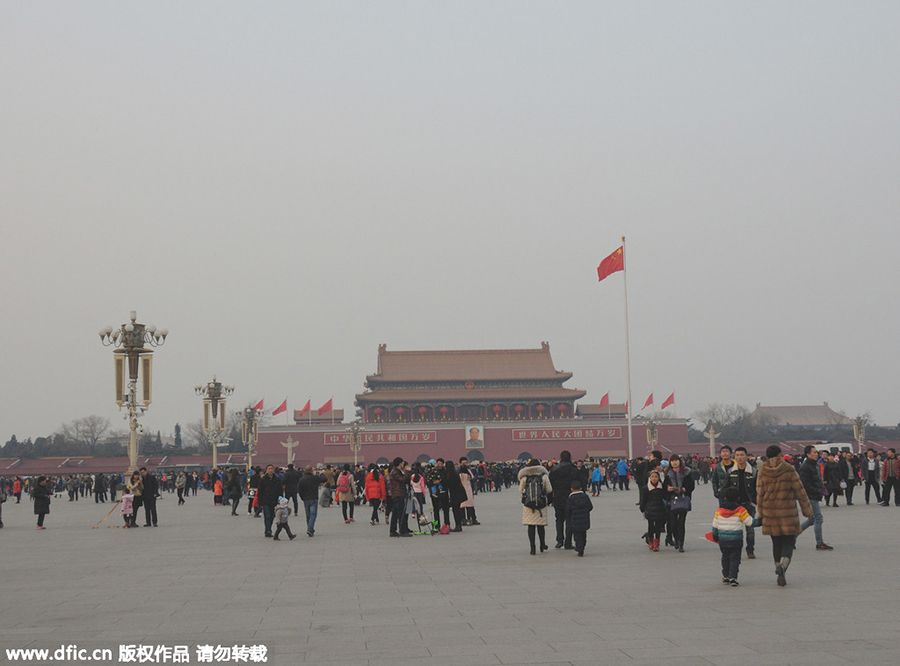 Tourists visit Beijing attractions despite heavy smog