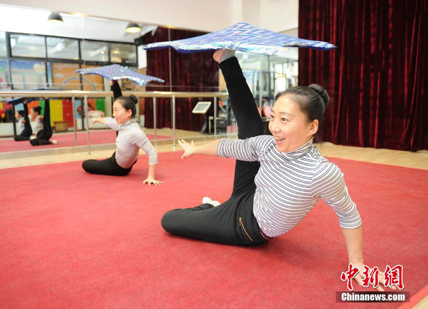 Twin brothers and sisters get married, form acrobatics team