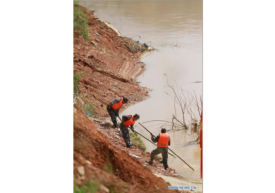 Rescuers search for victim of E China landslide