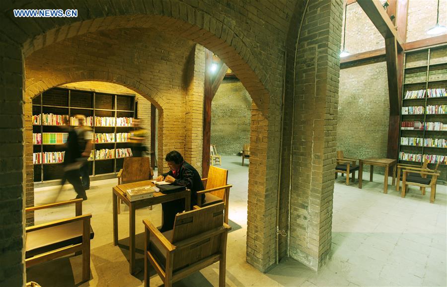 Library modified from cave dwellings attracts readers in C China