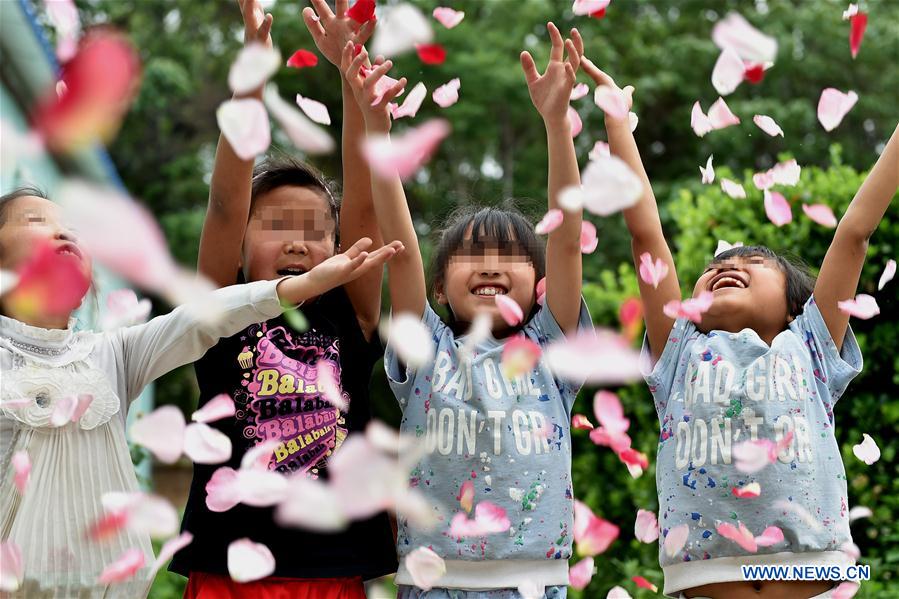 Congenital HIV carrier students in Shanxi's Red Ribbon School