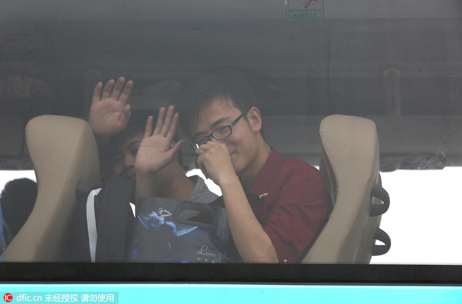 Students receive <EM>gaokao</EM> cheers in E China