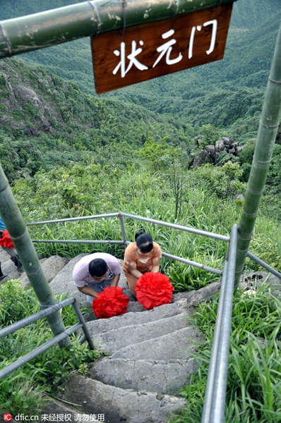 Parents climb 'Celestial Ladder' to win luck for examinees